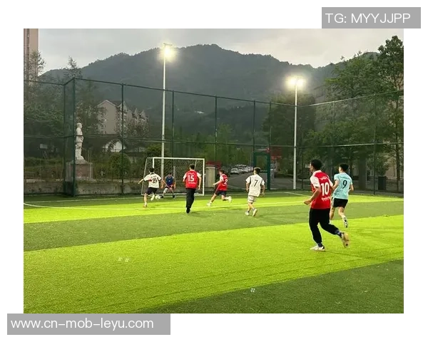 激烈对决与团队精神足球比赛的精彩瞬间与深刻启示